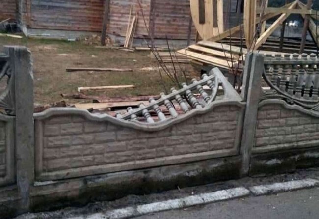 У місті на Волині біля церкви вандали понищили огорожу. ФОТО