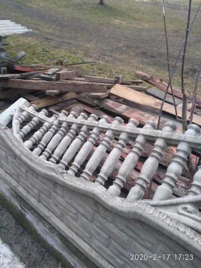 У місті на Волині біля церкви вандали понищили огорожу. ФОТО