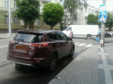 За пів дня луцькі муніципали оштрафували 40 «автохамів». ФОТО