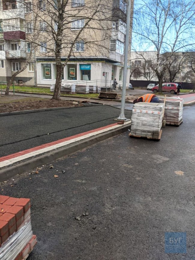 У місті на Волині підрядника змусили перекласти новеньку бруківку