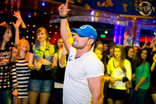 Чоловічий стриптиз у луцькому клубі. ФОТО