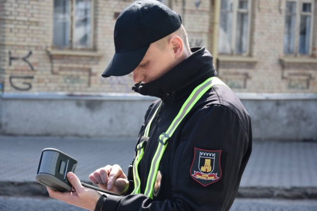 Перші порушники: від сьогодні у Луцьку працюють інспектори з паркування