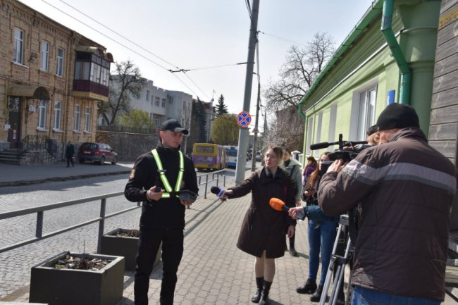 Перші порушники: від сьогодні у Луцьку працюють інспектори з паркування