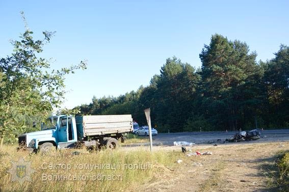 Мотоцикл «врізався» у вантажівку, двоє волинян загинуло