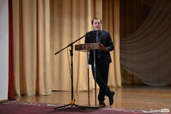 У Луцьку «вершили долю» переповненого авторинку. ФОТО 