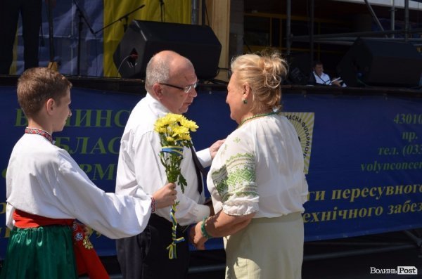 У Луцьку вже почали святкувати День Конституції. ФОТО