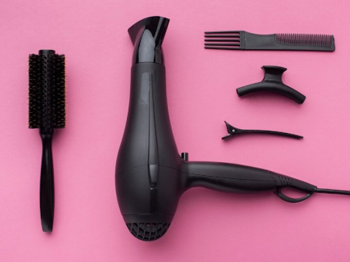 Революція в укладці: як сучасні фени для волосся змінили індустрію краси