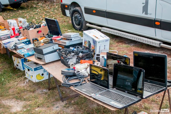  «Барахолка» луцького авторинку: що продають, окрім машин. ФОТО