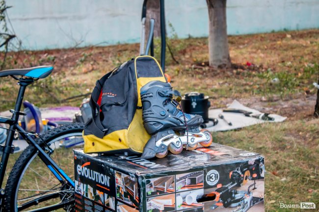  «Барахолка» луцького авторинку: що продають, окрім машин. ФОТО