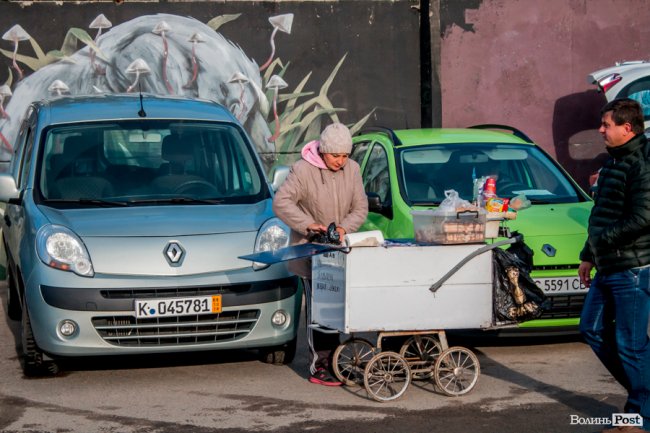  «Барахолка» луцького авторинку: що продають, окрім машин. ФОТО