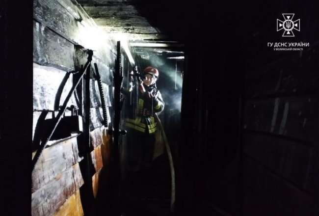 На Волині через замикання електромережі та несправний димар горіли дві літні кухні 