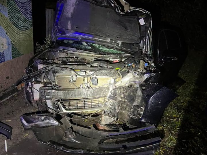 На Волині неуважний водій врізався в зупинку громадського транспорту