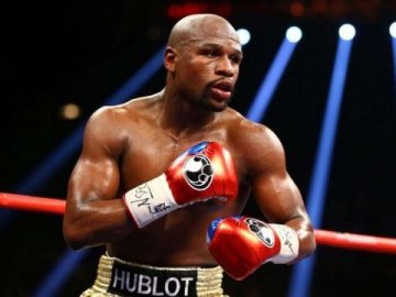 Замах на відомого боксера у США: поранили охоронця