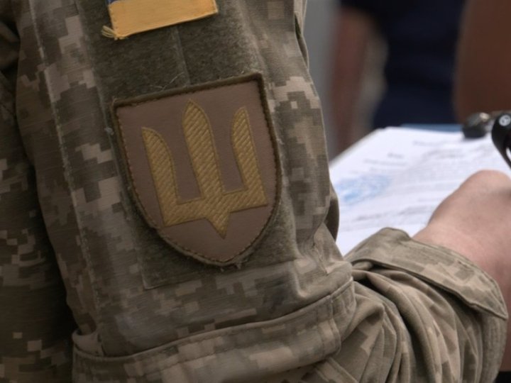 У Луцьку водій авто під час перевірки документів наїхав на військовослужбовця та втік