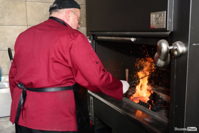 У Луцьку запрацювала перша реберня, де готують просто на вогні. ФОТО*