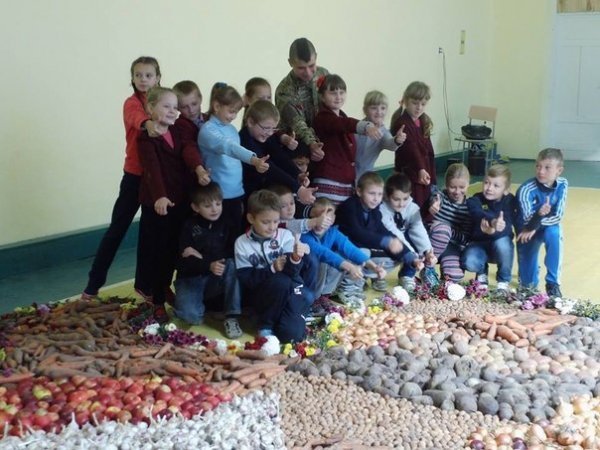 У Ківерцях школярі виклали їстівну карту України на підтримку бійців АТО. ФОТО