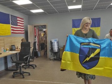 Пів сотні прапорів із подяками від бійців зібрали волинські волонтери штабу «Ангар». ВІДЕО