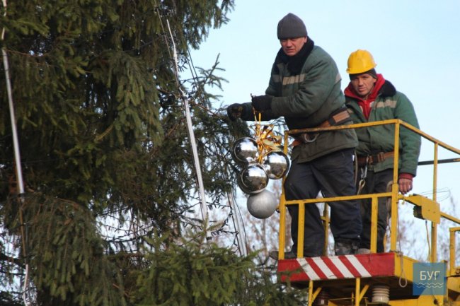 У Нововолинську прикрасили головну ялинку міста. ФОТО
