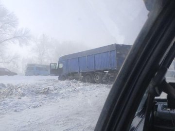 Через негоду зіткнулись близько десяти автомобілів: постраждалих немає