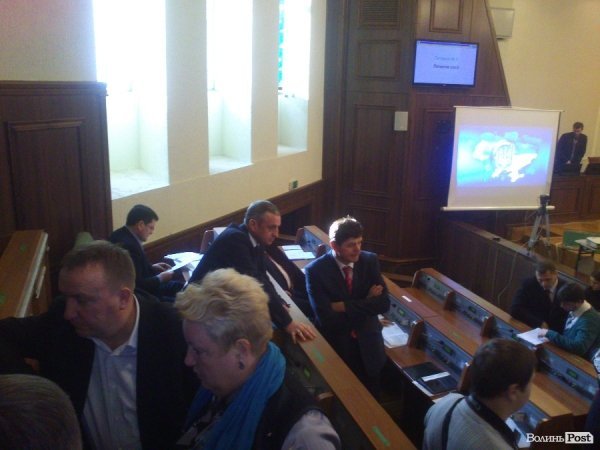 «Клімчука геть!» – плакати на сесії Волиньради. ФОТО