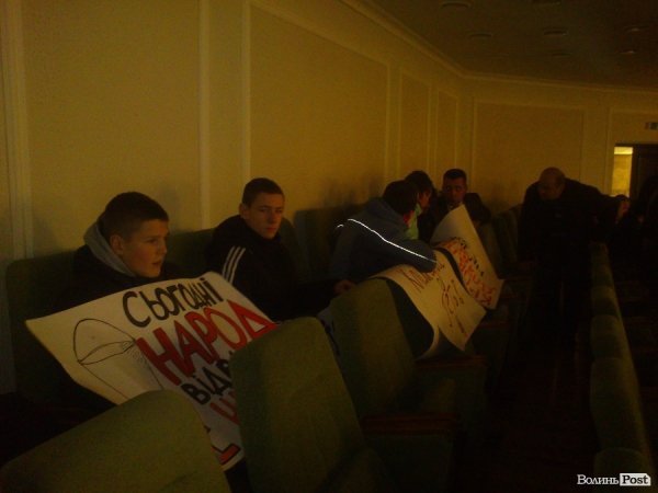 «Клімчука геть!» – плакати на сесії Волиньради. ФОТО