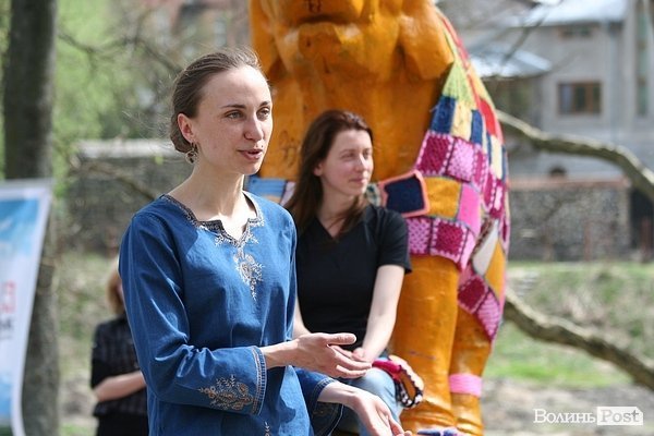 Луцького слоника одягли в’язаними клаптиками. ФОТО