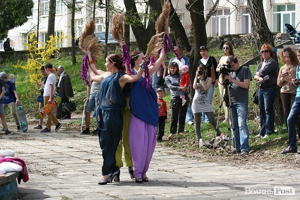 Луцького слоника одягли в’язаними клаптиками. ФОТО