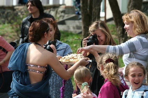 Луцького слоника одягли в’язаними клаптиками. ФОТО