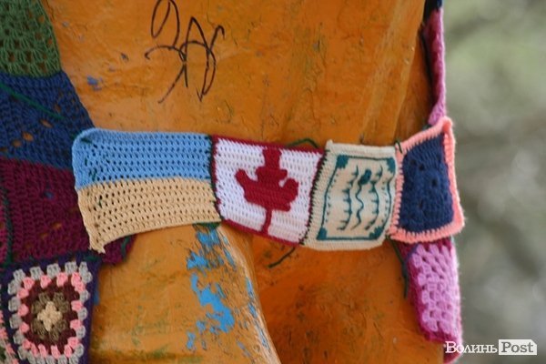 Луцького слоника одягли в’язаними клаптиками. ФОТО