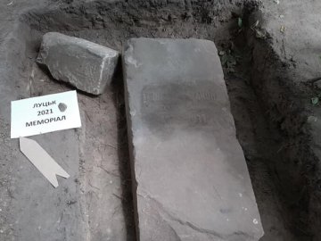 У Луцьку на меморіалі знайшли надгробок польського інженера