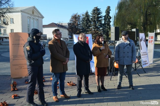 Їх більше немає: у центрі Луцька розмістили арт-інсталяцію із взуття, яке символізує жертв насильства