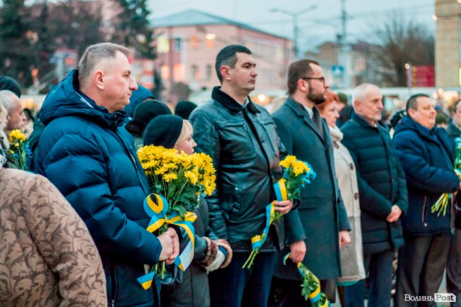 Квіти, сльози і свічки: у День Гідності та Свободи лучани вшанували пам'ять полеглих