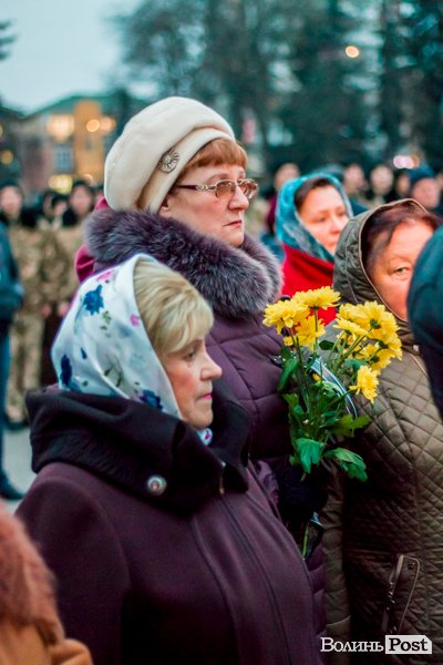 Квіти, сльози і свічки: у День Гідності та Свободи лучани вшанували пам'ять полеглих