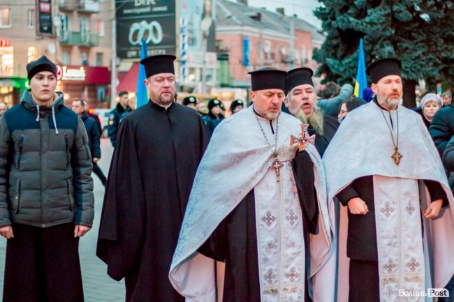 Квіти, сльози і свічки: у День Гідності та Свободи лучани вшанували пам'ять полеглих