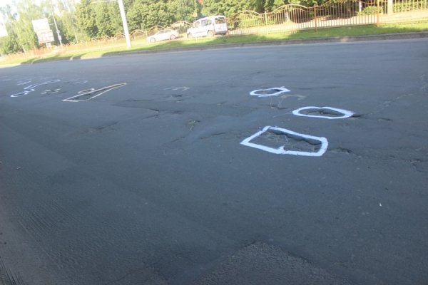 У Луцьку ями на дорогах пообводили фарбою. ФОТО