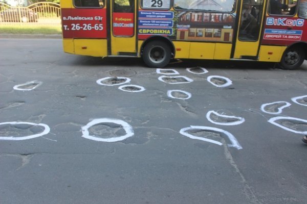 У Луцьку ями на дорогах пообводили фарбою. ФОТО