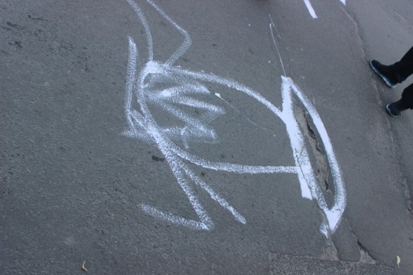 У Луцьку ями на дорогах пообводили фарбою. ФОТО