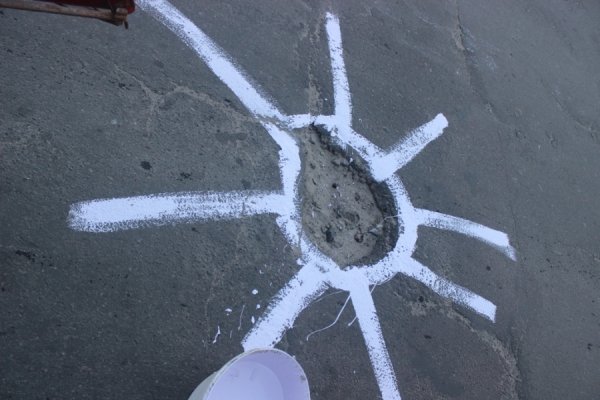 У Луцьку ями на дорогах пообводили фарбою. ФОТО