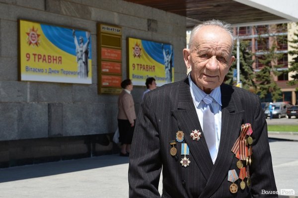 Луцьк напередодні Дня Перемоги: вишиванки і георгіївські стрічки. ФОТО