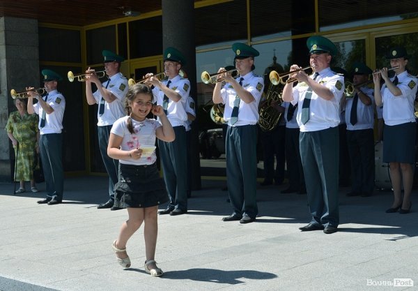 Луцьк напередодні Дня Перемоги: вишиванки і георгіївські стрічки. ФОТО