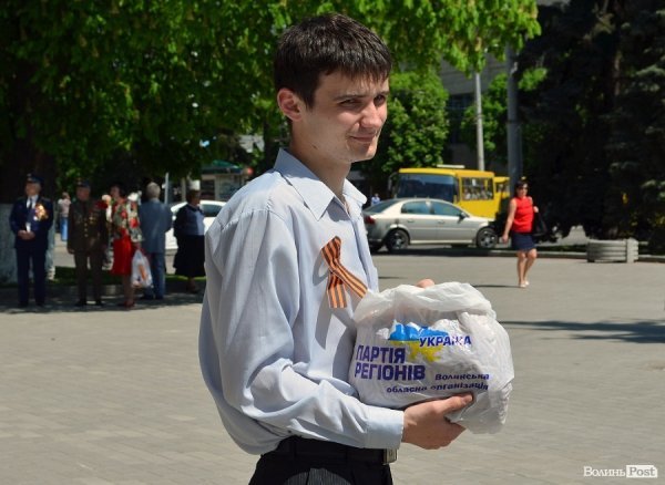 Луцьк напередодні Дня Перемоги: вишиванки і георгіївські стрічки. ФОТО