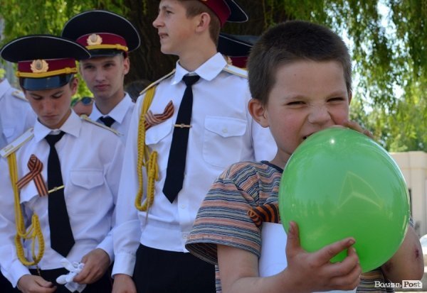 Луцьк напередодні Дня Перемоги: вишиванки і георгіївські стрічки. ФОТО