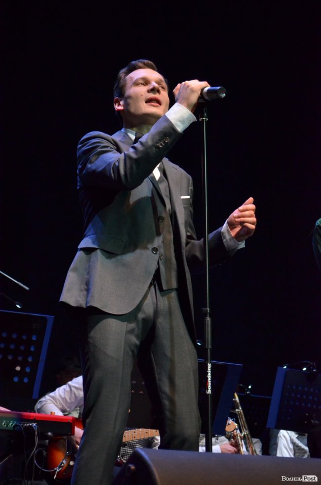 Новорічні хіти та казкова енергетика: як лучан розважали LeoBand Orchestra. ФОТОРЕПОРТАЖ