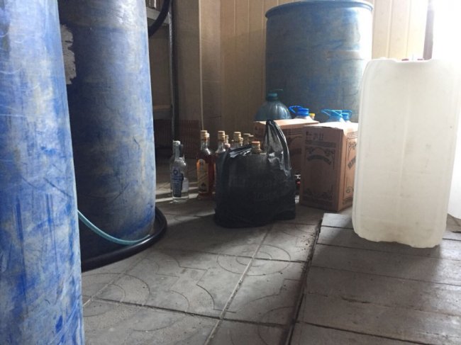 У Луцьку подружжя влаштувало підпільний алкоцех. ФОТО