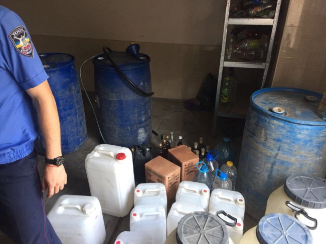 У Луцьку подружжя влаштувало підпільний алкоцех. ФОТО