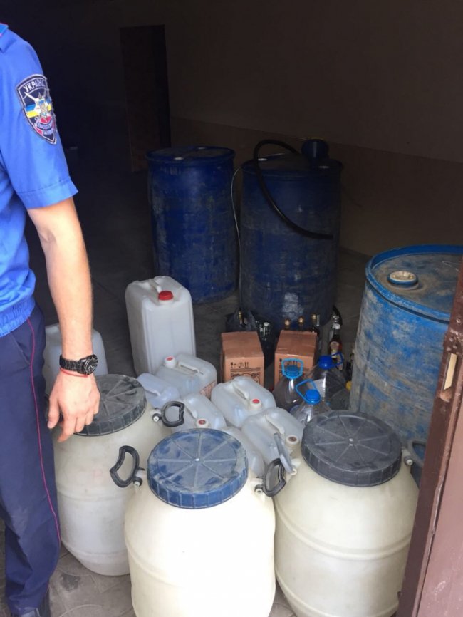 У Луцьку подружжя влаштувало підпільний алкоцех. ФОТО