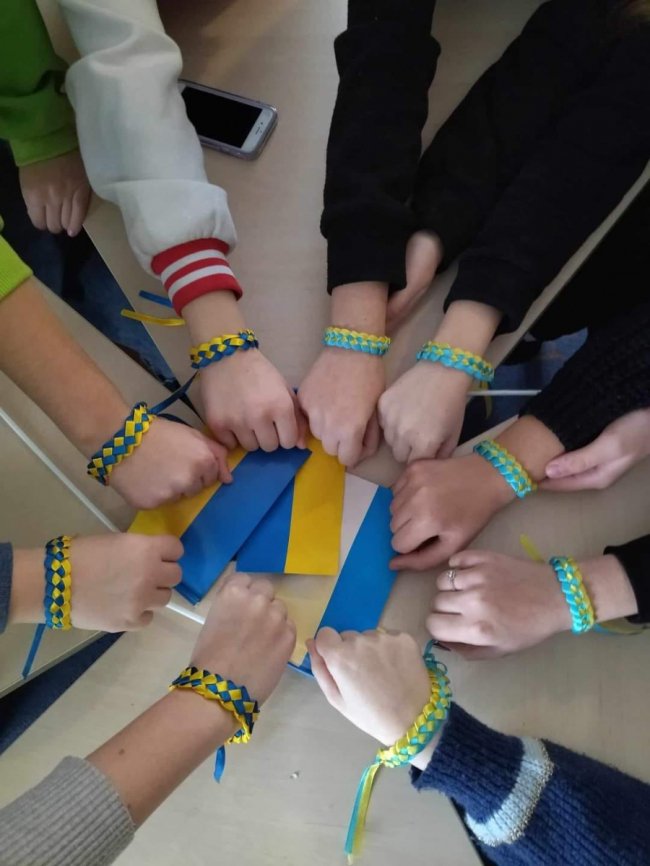 Школярі з Волині вчергове передали окопні свічки для ЗСУ