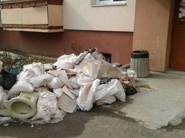 На Перемоги біля під’їзду вивалили цілу гору сміття