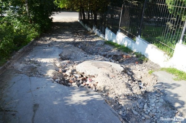 Наслідки зливи у Луцьку: дорога перетворилась у руїни. ФОТО 