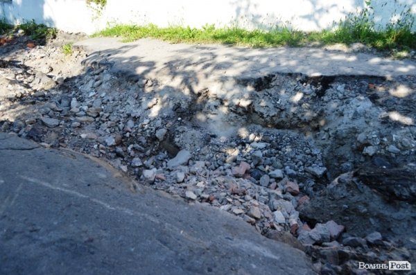 Наслідки зливи у Луцьку: дорога перетворилась у руїни. ФОТО 